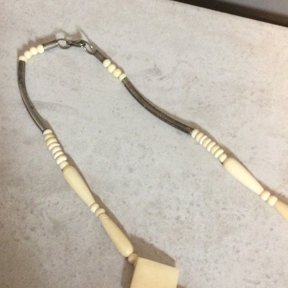 Square Ivory graduated bead necklace - Picture 8 of 10